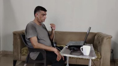 Yoğun Yaz Sıcaklığı Altında Odaklanmaya Çalışırken Dizüstü Bilgisayarda Terden Sırılsıklam Konuşan Adam