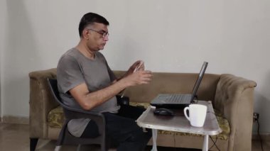 Gözlüklü Teknik Adam Çevrimiçi Çalışma Oturumuna Hazırlanırken Ses Kablosunu Düzeltti