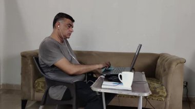 Evde Çevrimiçi Çalışmadan Mola Verilirken Dizüstü Bilgisayarı Dikkatle Silen Adam