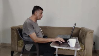 Sıcaklıktaki Uzaktan İşçi Mendille Ter Temizler Sonra Dizüstü Bilgisayarı Görevine Devam Eder