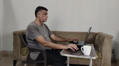 Terleyen Adam, Ev Rutininden Çevrimiçi Çalışmalarla Konuşurken Yüzü Bezle Siliyor