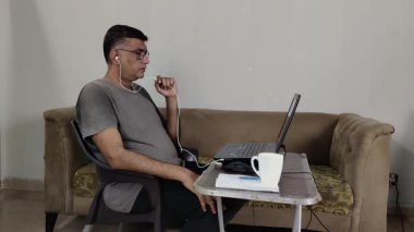 Uzaktan İşçi Sıcak Oda Ortamında Elleri Olmayan Dizüstü Bilgisayarda Ter Konuşmalarında Sırılsıklam Oldu