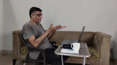 Gözlüklü Gülümseyen Adam Ev Bilgisayarı Video Çağrısı sırasında Konuşuyor ve Hareketleri Mutluydu