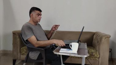 Uzaktan İşçi, Sanal Çağrı 'dan sonra kulaklıkları çıkarır ve nazikçe Kanepeye koyar