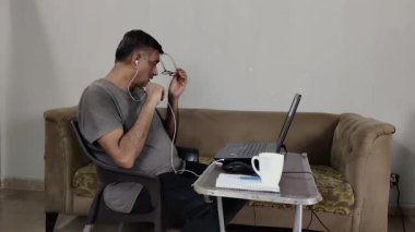 Gözlükleri çıkarıp Bilgisayara Bakarak Çevrimiçi Toplantıda Konuşurken Yorgunluk İfade Ediyor