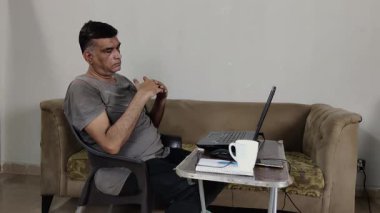 Laptop 'ı Yoğun İzleyen ve İç İşleri' nin Sessizliğinde Birbirine Basan Adam