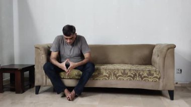 Huzursuz Adam Elleri ve Ayakları Birarada Oturur Yerlere Bakar Derin Çaresizliği Yansıtır