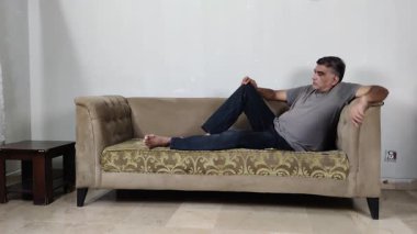 Adam, Özel Zihinsel Mücadele 'de sessizce çarpışırken Diz Ovalayarak İnce Gerilim Gösteriyor