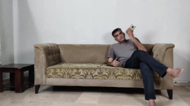 Man Tek Başına Oturur Eğik Duruşla Hoparlör Dinlerken Derin Odaklanma ve Endişe ile