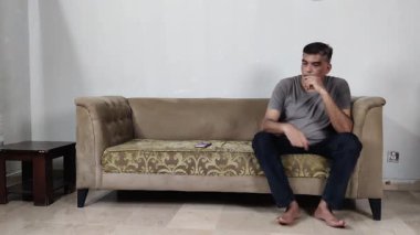 Düşünceli Adam Mobil 'i Yerleştirir Sonra Sessizlik ve Düşünce İçin Otururken Parmaklarıyla Dudaklarını Sürterek