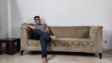 Endişeli Adam, Stres ve Sinir Enerjisi Gösterirken Parmaklarını Kilitliyor ve Hareket Ediyor