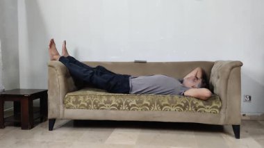 Rahatlamış Adam Ayakları Kanepenin Kolunda Yatar Yukarı Bakar Huzurlu Zihinsel Nişanı Yansıtır