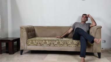 Erkek Koltuğa Taşınır ve Aniden Derin Düşüncelere Girer Duygusal Değişim ve İç Sessizliği Yansıtır