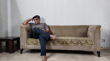 Koltuktaki Huzursuz Adam Saçı Ayarlar ve Etrafa Bakar Zihinsel Rahatsızlık ve Duygusal Çatışmayı İfade Eder