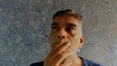 Dudağının altında ben olan beyaz saçlı adam çenesini yavaşça ovalıyor ve Derin Düşünce Odasına bakıyor.