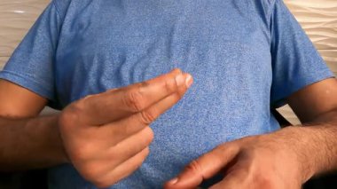 Erkek Sessiz Yoğunluk ve El Hareketi Konsantre Odaklanırken Parmaklarını Kapat