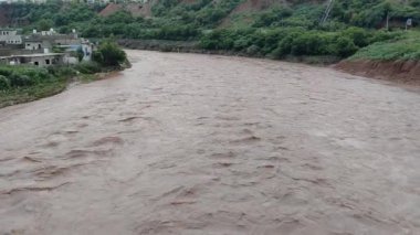 Nehirde Muson Tufanı Kahverengi Su ve Fırtınalı Gökyüzü Yağmurun Doğal Gücü 'nü temsil ediyor