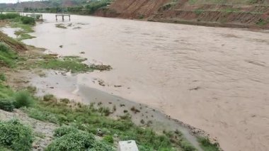 Şehrin kalbinden akan Çamurlu Nehir Suyu Mevsimsel Sel Baskınının Şehir Etkisini Gösteriyor