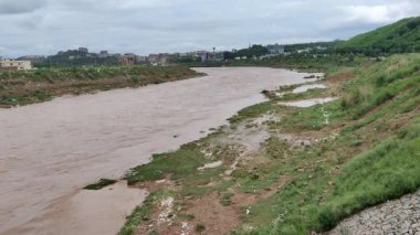 Hızlı Çamur Suyu Dağdan Akıyor Şehir Nehrini Geçiyor Muson mevsiminde Sel Etkisini Gösteriyor