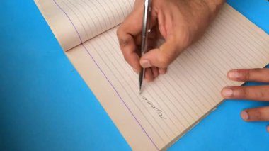 Ele Geçirilen İfade Konsepti Temiz Boş Sayfaya Yazılmamış Satırları Karalamak İçin Kalemi Kullanır