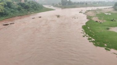 Kuğu ve Korang nehirlerinin çamurlu suları Rawalpindi Pakistan 'da sağanak yağmurun ardından hızla birleşiyor.