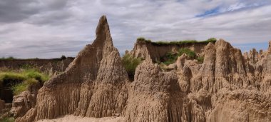 Hathiya Canyons Sohawa Punjab Pakistan 'daki engebeli jeolojik dağ oluşumlarıyla Pothohar Platosu manzarası