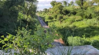 Sohawa Punjab Pakistan 'da yamaçtaki ıssız demiryolu hattı kırsal bağlantı ve ulaşım altyapısını temsil ediyor