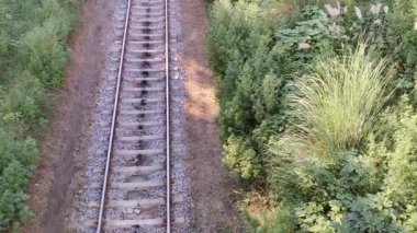 Pakistan 'da trensiz demiryolu manzarası taşıma güzergahını ve kırsal araziyi vurguluyor