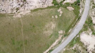 Sohawa Hathiya Kanyonu 'nun insansız hava aracı görüntüsü Düz Otlaktan Engebeli Kayalara Geçişi Gösteriyor