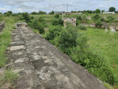 15. yüzyıl orijinal taş merdiven Doongi Sar Sohawa Pakistan Gakhar Mirası 'nda Kraliçe Mango Su Havuzu' nun yanında