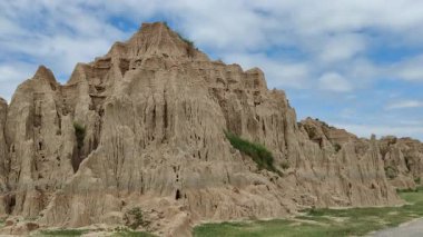 Hathiya Kanyonu 'nun güzel manzarası Sohawa Punjab' ın dramatik bulutlu gökyüzü altında yükselen kaya oluşumları