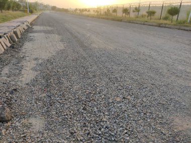 Yol bakımı asfalt katmanı uygulanmadan önce kazınmış yüzeyi gösteriyor
