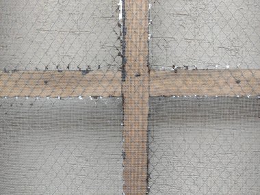 Gri yüzey üzerinde kahverengi haç şekilli tel örgülerin havadan görüntüsü