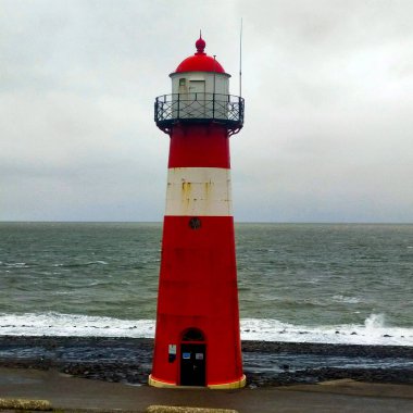 Hollanda 'daki tipik kırmızı deniz feneri. 