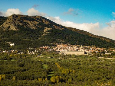 Büyük kültürel ve tarihsel çıkarlara sahip büyük bir manastırı olan feodal bir şehrin panoramik görüntüsü