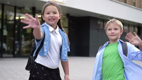 Два Маленьких Ученика Мальчик Девочка Лет Прощаются Кем Взявшись Руки — стоковое видео