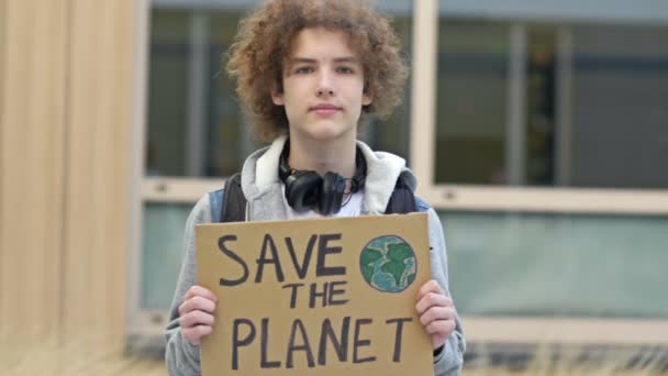 Schüler Der High School Mit Einem Plakat Das Die Planet — Stockvideo