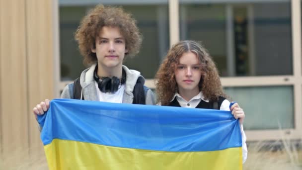 Dwóch Uczniów Liceum Facet Dziewczyna Trzymać Flagę Ukrainy — Wideo stockowe