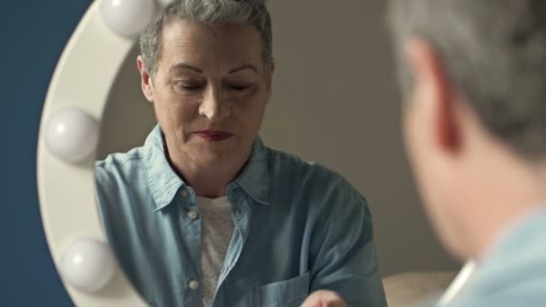 Una Anciana Aplica Una Crema Hidratante Antienvejecimiento Pensionista Cuida Apariencia — Vídeos de Stock