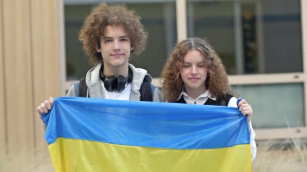 Dois Estudantes Liceu Tipo Uma Rapariga Seguram Bandeira Ucrânia — Vídeo de Stock