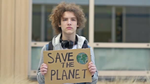 Студент Середньої Школи Який Тримає Плакат Плакат Пленет Молодше Покоління — стокове відео