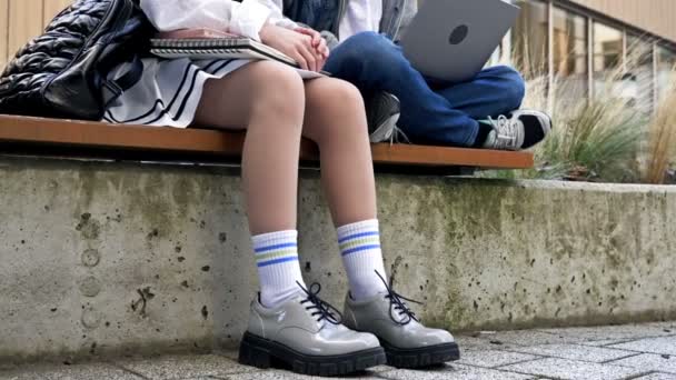 Dwóch Uroczych Licealistów Facet Dziewczyna Siedzą Ławce Szkolnym Ogródku Nastolatki — Wideo stockowe