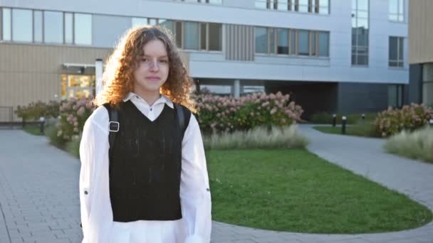 Χαριτωμένο Κορίτσι Γυμνασίου Περπατά Χαμογελώντας Όλη Την Αυλή Του Σχολείου — Αρχείο Βίντεο