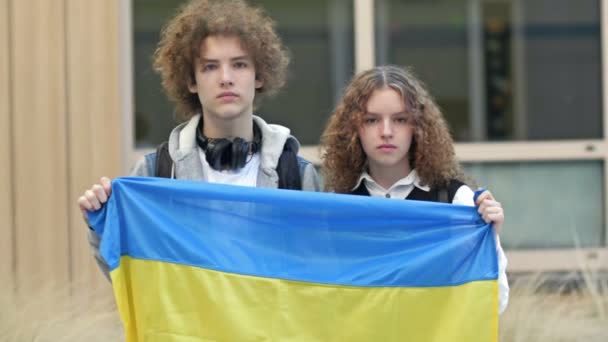 Двоє Старшокласників Хлопець Дівчинка Тримають Прапор України — стокове відео