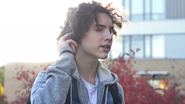 Portret Van Een Tiener Die Naar Muziek Luistert Met Haar — Stockvideo