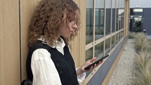 Estudante Ensino Médio Com Telefone Nas Mãos Está Contra Uma — Vídeo de Stock