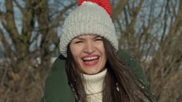 Genç Gülen Kadın Ilk Kar Yağdığında Sevinir Bir Kartopu Atar — Stok video
