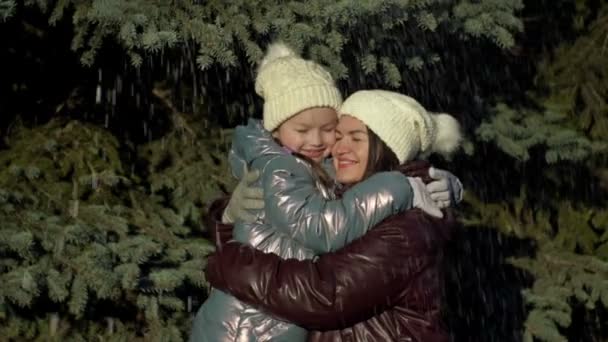 Procházka Zimním Lese Dívka Které Let Jemně Objímá Svou Matku — Stock video