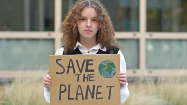 Κορίτσι Του Λυκείου Που Κρατάει Αφίσα Του Planet Νεότερη Γενιά — Αρχείο Βίντεο