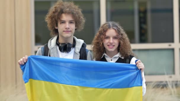 Twee Scholieren Een Jongen Een Meisje Dragen Vlag Van Oekraïne — Stockvideo